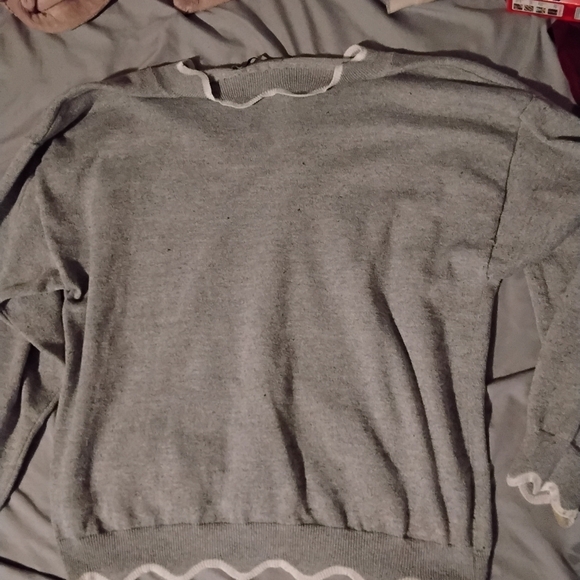 MISSLOOK- Gray Sweater with White Scalloped Trim - Picture 4 of 5